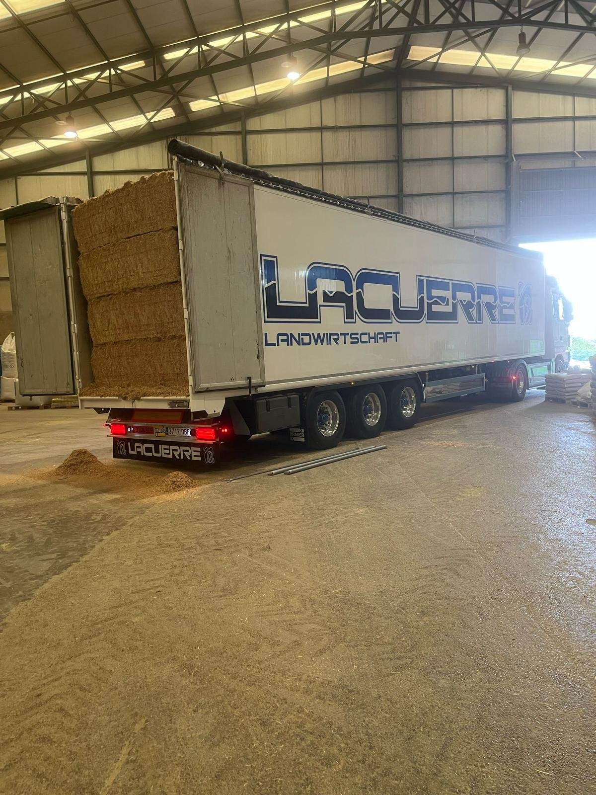 Camión Mercedes-Benz Actros descargando en nave agrícola, servicio de distribución mayorista para cooperativas