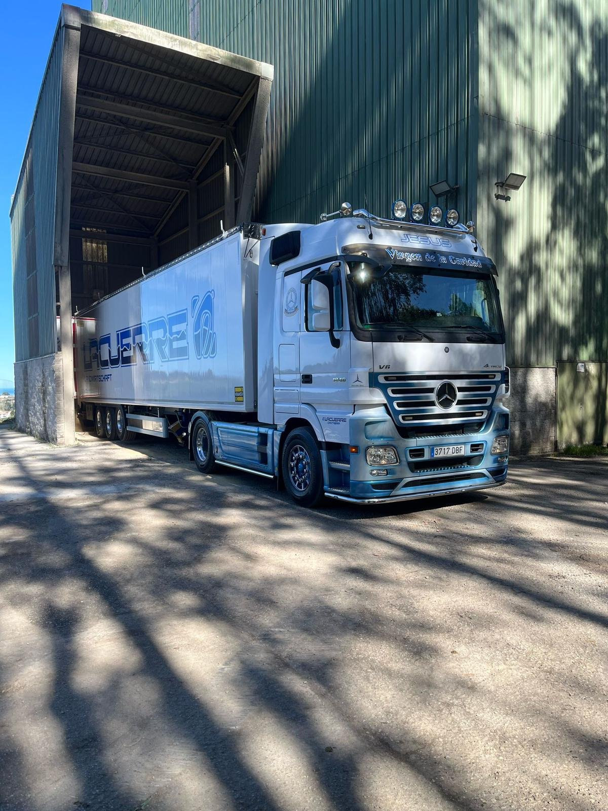Camión Mercedes-Benz Actros cargando pienso a granel en silo para distribución mayorista a explotaciones ganaderas